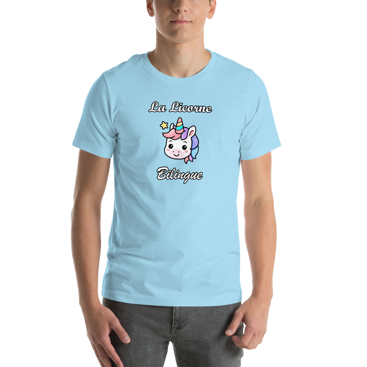 T-shirt adulte unisexe bleu océan « La Licorne Bilingue », vue portée.