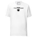 T-shirt adulte unisexe blanc « C’est PAW juste! », vue du vêtement entier de face.